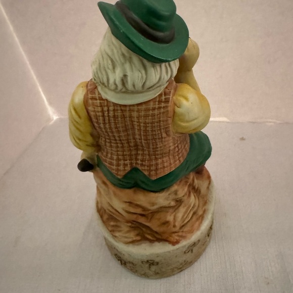 Vintage House of Lloyd Celtic "Patrick O' Santa" Figurine Music Box - Picture 5 of 14